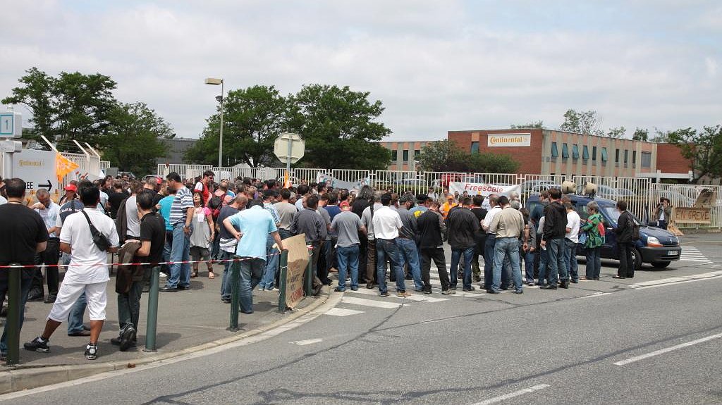 Illustration - ”Pépé” enterré, la grève pour les salaires continue