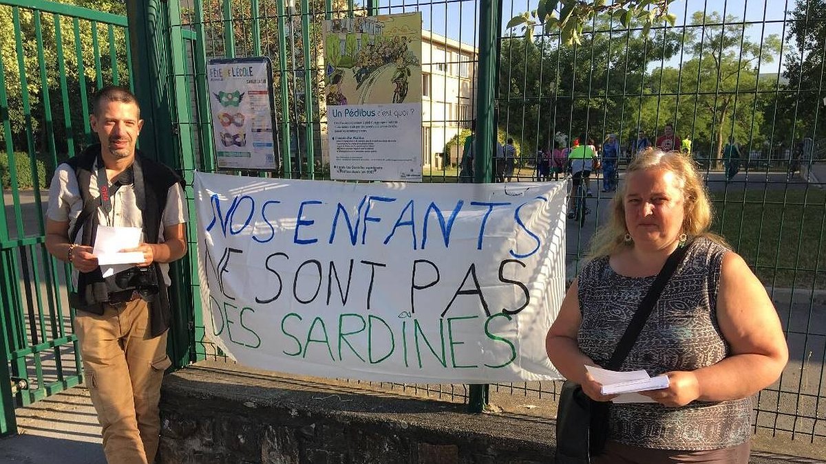 Illustration - Les parents rient jaune