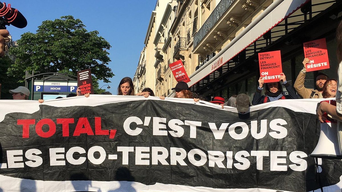 Illustration - Total continue de poser ses « bombes climatiques »