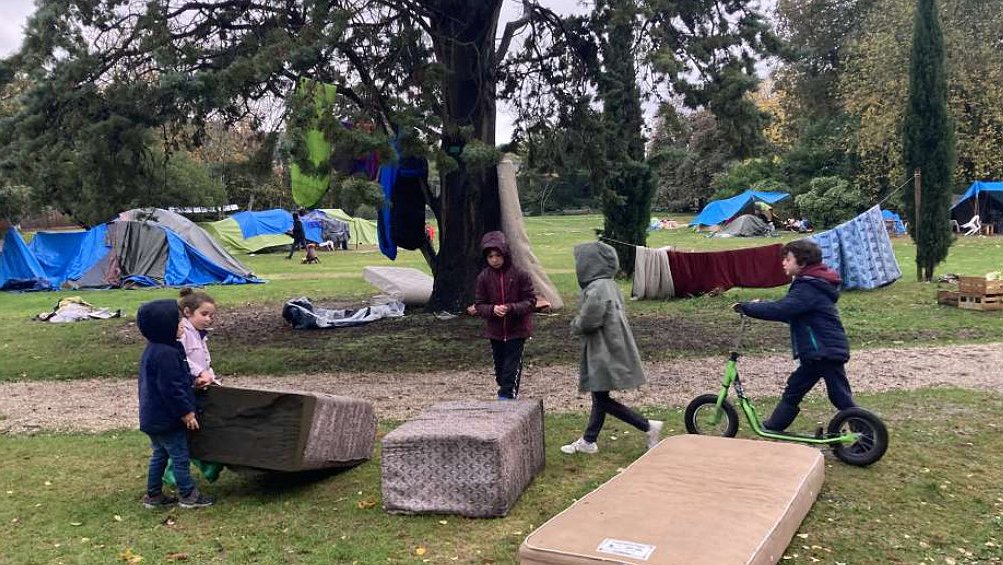 Illustration - Des dizaines d’enfants dorment dehors