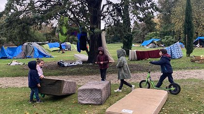 Illustration Des dizaines d’enfants dorment dehors