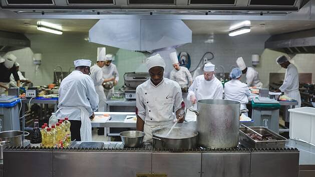 Illustration - Commis de cuisine : exploités, licenciés et menacés d’expulsion