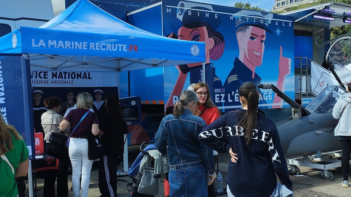 Illustration - Les recruteurs de chair à canon font leur show