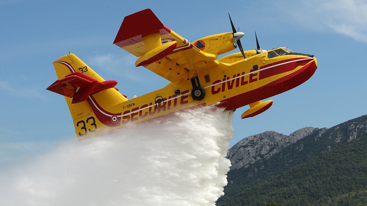Illustration - Canadair au compte-gouttes