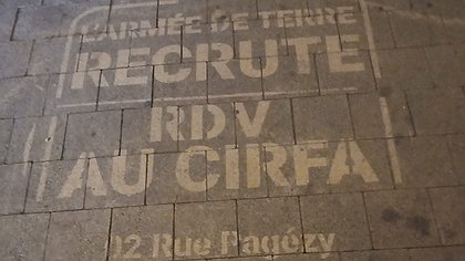 Illustration L'armée fait le trottoir !
