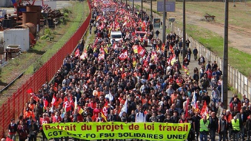 Illustration - dans la rue  malgré l’interdiction de manifester