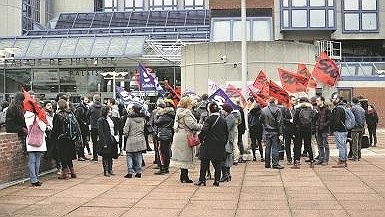 Illustration - militants devant le tribunal