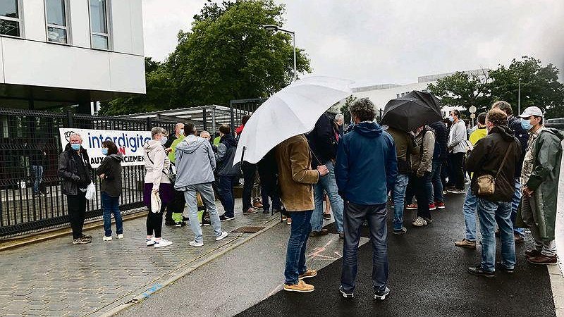 Illustration - les travailleurs  se préparent à se défendre