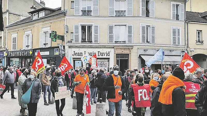 Illustration - fouet en main  contre les territoriaux